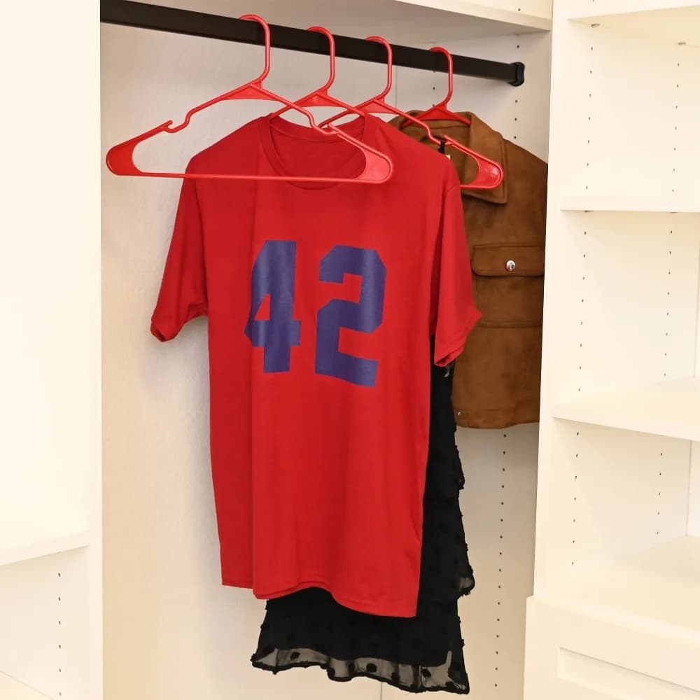 Hot Selling Plastic Notched Hangers for All Clothing Types 50 Count Bulk Pack Adult Clothes Hangers Strong Durable