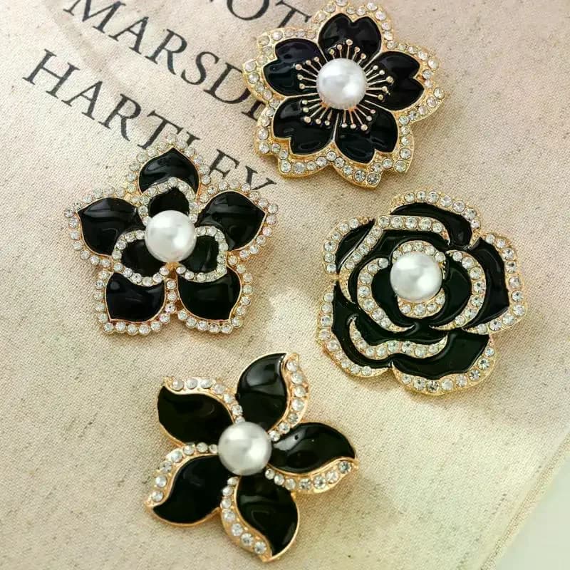 Elegante semplice spilla camelia nera Spilla in metallo con corpetto di luto Spilla da donna di fascia alta per abbigliamento, sciarpa, accessori