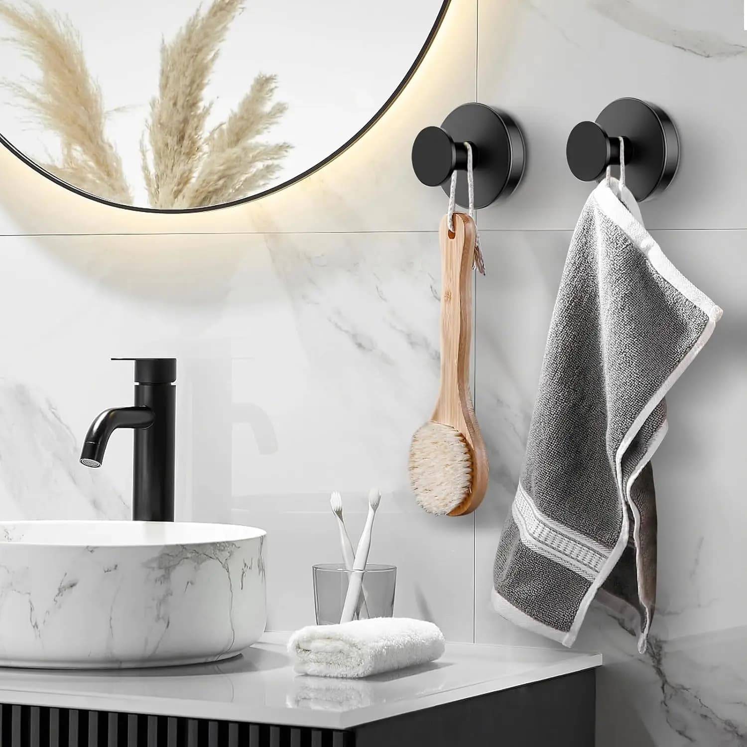 2 Pcs Suction Cup Wreath Hanger，Suction Cup Hooks Hanging 15 Lbs，Waterproof Suction Cup Wreath Holder for Windows