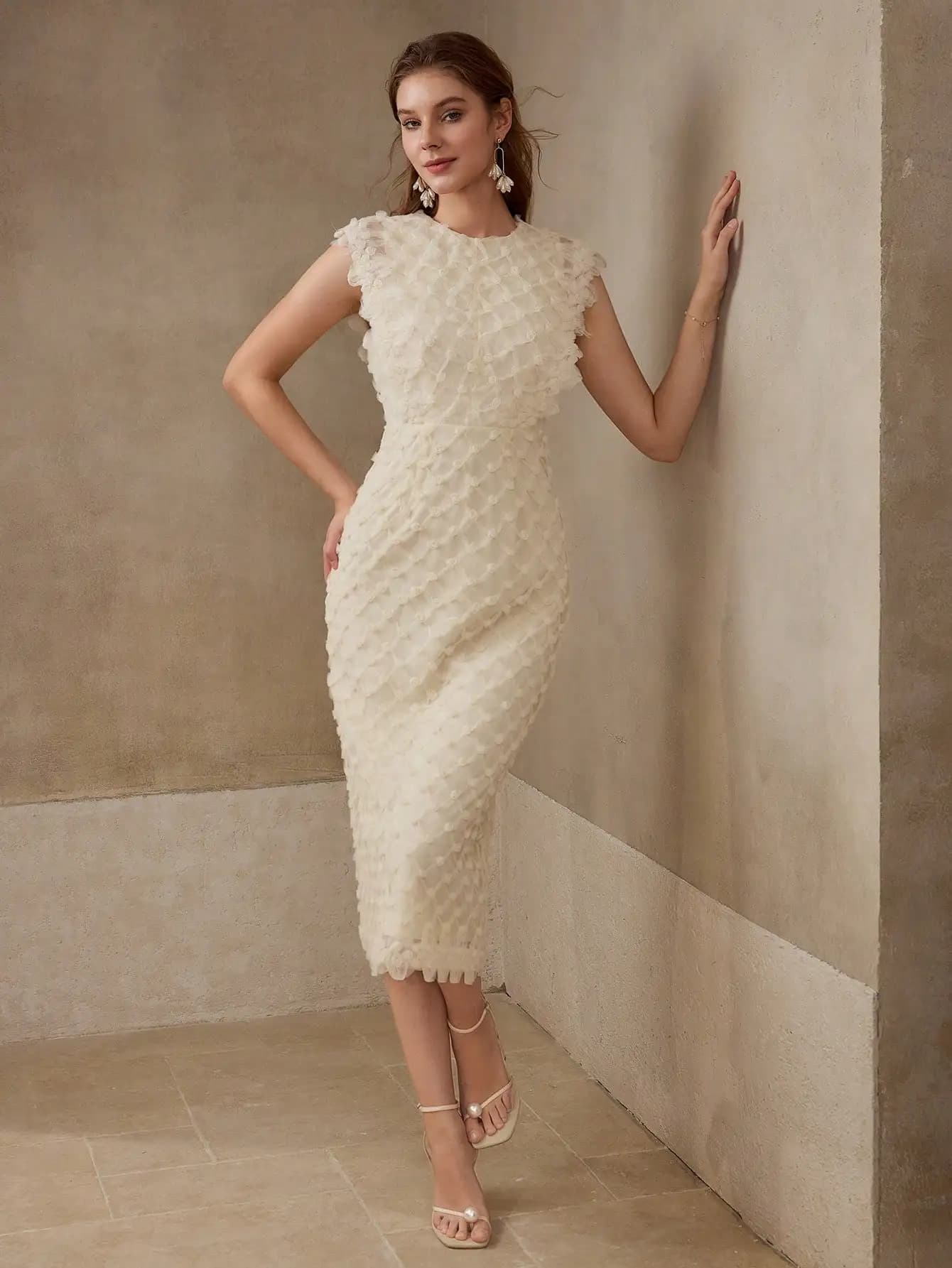 Abito midi senza maniche con texture crema, maniche a cappuccio arricciate e stampa geometrica