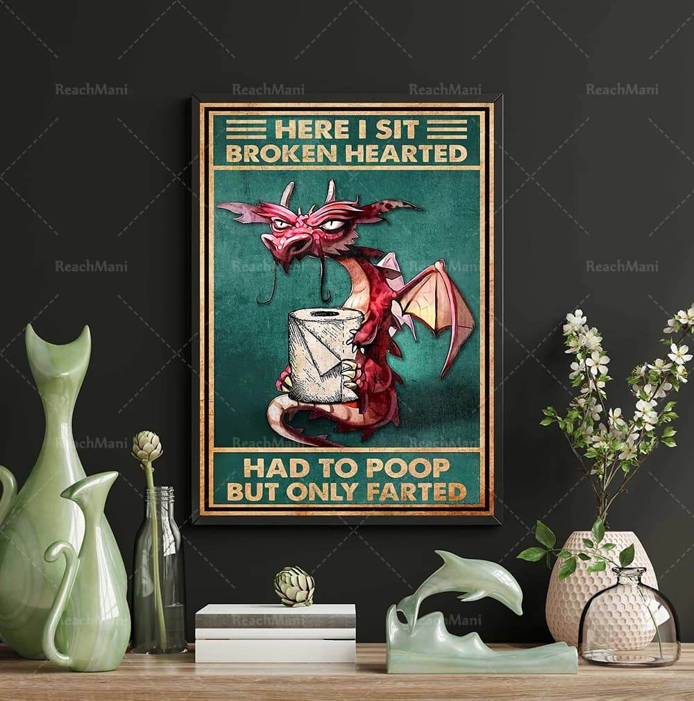 Qui sto seduto su un poster da bagno con un simpatico grinzoso personaggio che sorride, decorazione da parete per il bagno, insegna per il bagno.