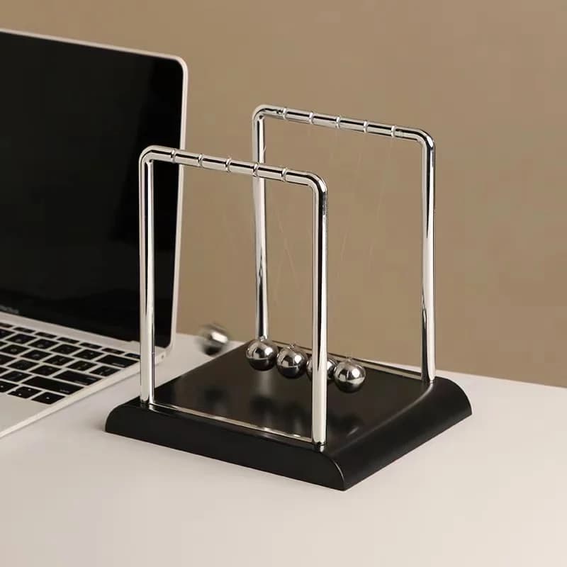 Pendolo di Newton con Sfere di Equilibrio: Elegante Decorazione da Scrivania e Giocattolo Educativo di Dinamica per Ufficio e Casa