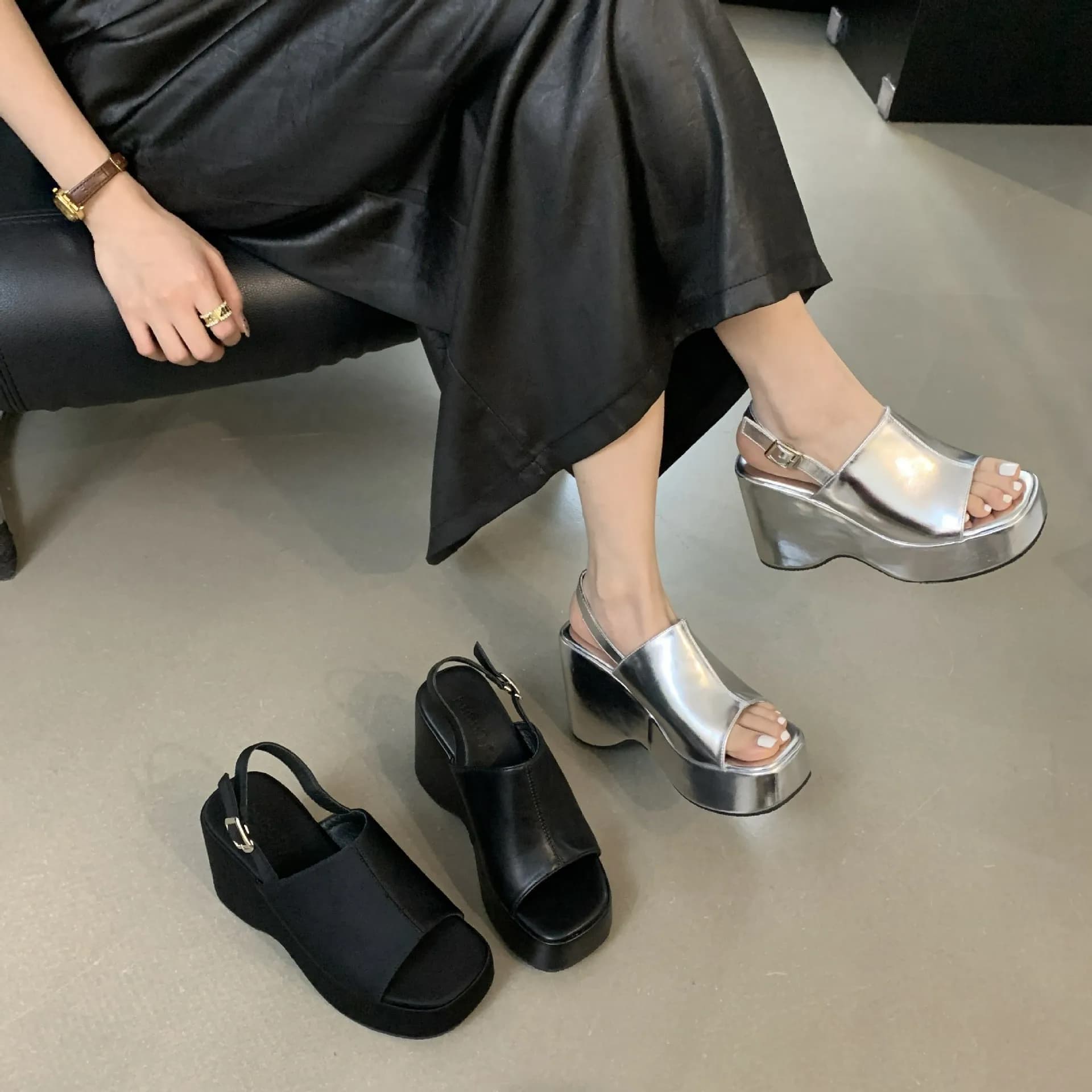 Sandali con zeppa a suola spessa, tacco alto peep-toe, sandali alla moda semplici con tacco a un bottone, sandali romani a bocca di pesce