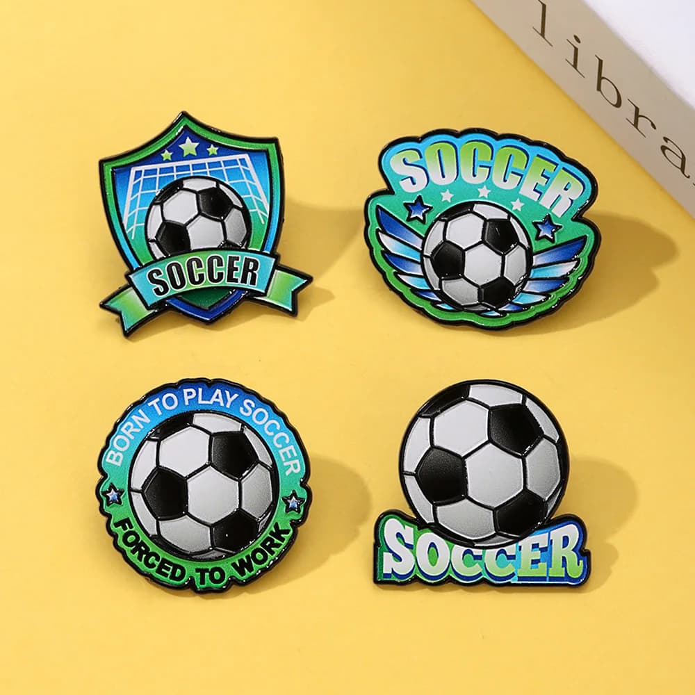 Spilla smaltata a forma di pallone da calcio, distintivo da calcio per giacche, borse, zaini, regalo souvenir per tifosi uomini e donne