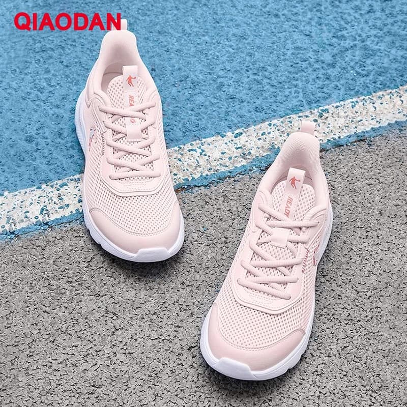 QIAODAN Maglia da corsa da donna 2025 Nuovo leggero, confortevole, ammortizzante, traspirante, solido, scarpe da ginnastica da esterno XM26211801