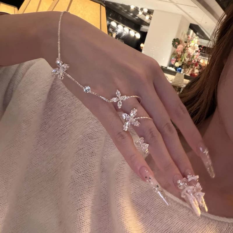 Nuovo Set Bracciale e Anello Coreano con Zirconi Rotondi a Fiore, Elegante Accessorio di Nicchia per Fidanzamento e Matrimonio, Articolo di Lusso Leggero Fatto a Mano