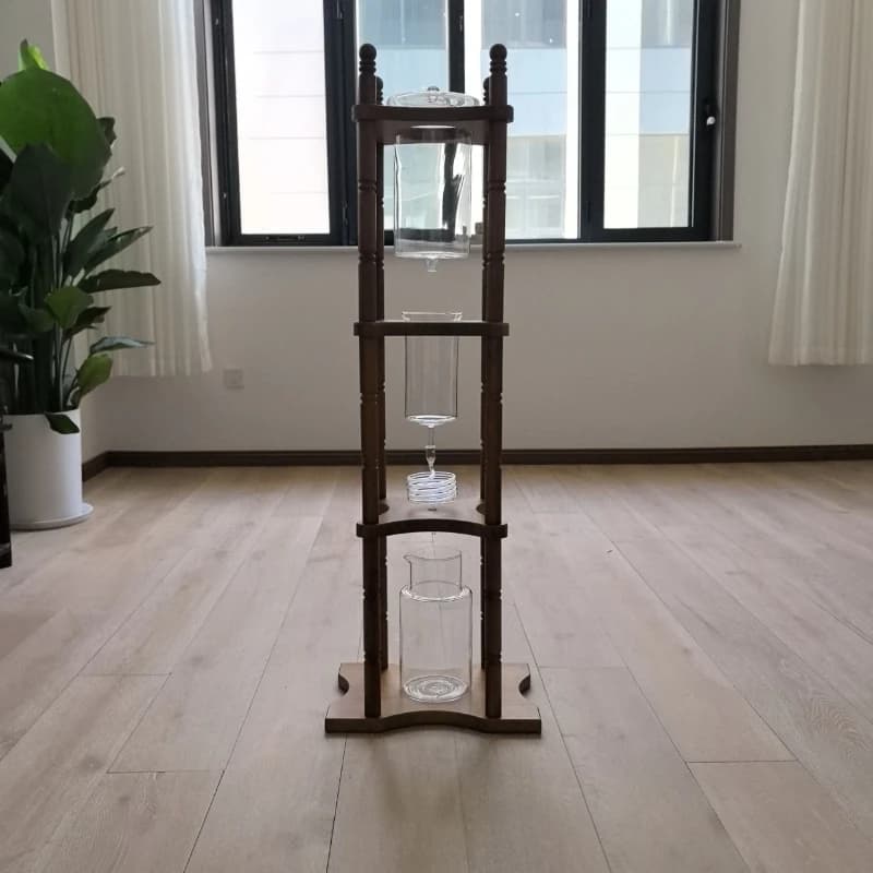 25 people with large ice drops, glass coffee maker, and coffee machine of the same type for commercial use.