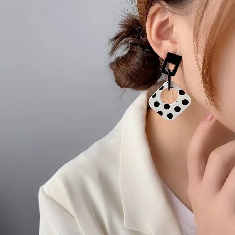 Orecchini pendenti geometrici vintage da donna con pois bianchi e neri, design elegante in acrilico