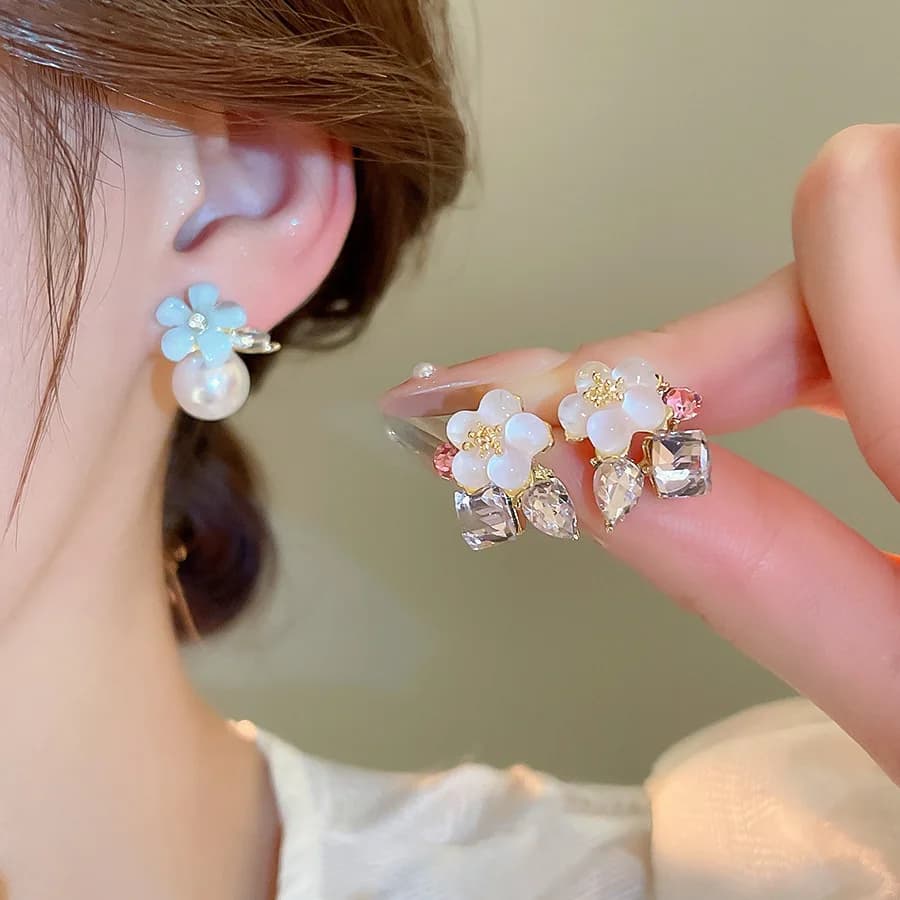 Orecchini a Perno con Fiore in Resina Rosa per Donne e Ragazze, Eleganti Orecchini con Strass Cubici e Perle Imitate M1