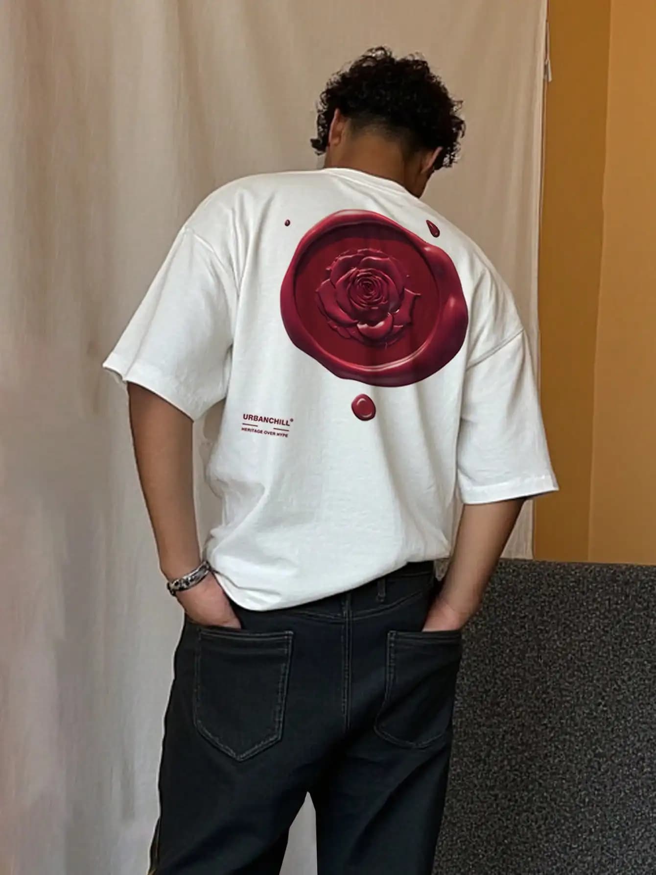T-shirt vintage oversize bianca da uomo con grafica rosa e sigillo in cera rosso