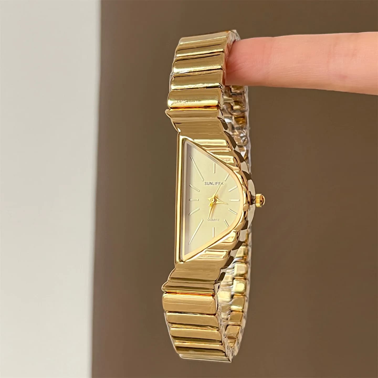 Unique Design, Luxurious And Fashionable Quartz Watch For Women; A Distinctive Timepiece, A Stylish And Luxurious Women'S Watch.
