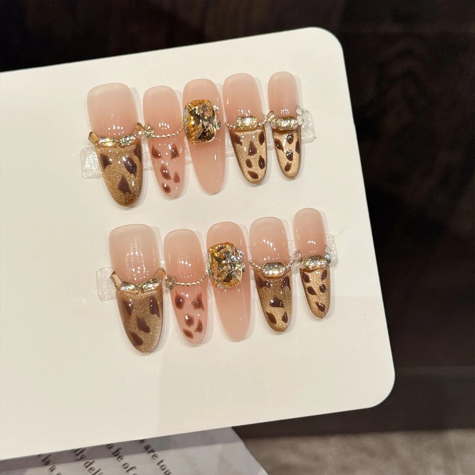 10 Pezzi Unghie Finte Marroni con Stampa Leopardata e Strass, Design Rosa Oro, Unghie Finte di Lusso, Manicure, Punte Lunghe Ovali per Unghie Finte