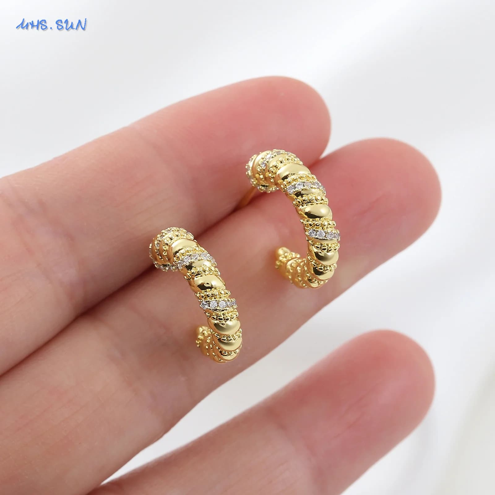 MHS.SUN Orecchini a bottone a forma di C placcati in oro 22 carati per le donne Moda Corda intrecciata Orecchini con zirconi Accessori per gioielli Regali per feste
