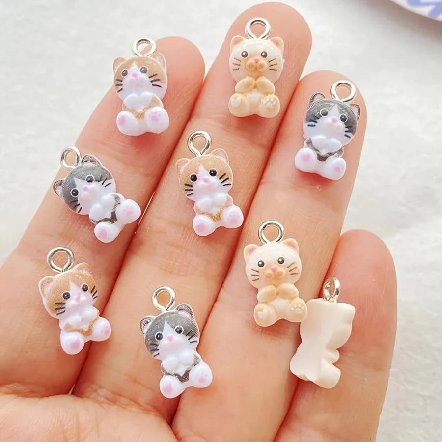 10 mini pezzi da 0,8. Ciondolo in resina a forma di gatto da 1,2 cm, per creazione di gioielli fai da te, accessori per orecchini, bracciali e portachiavi.