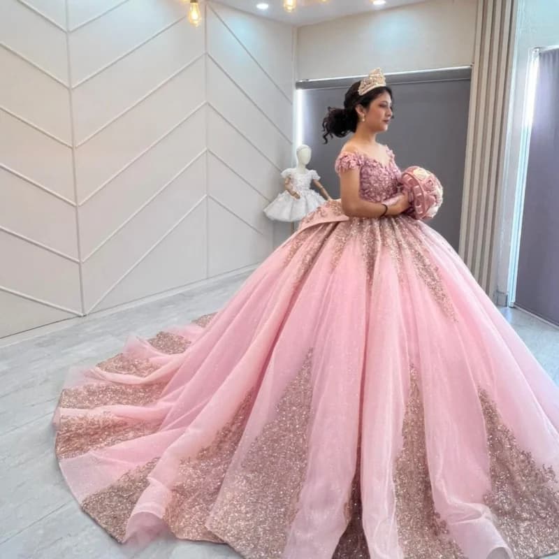 Abiti Quinceanera rosa con spalle scoperte Glitter Fiore di cristallo Decalcomania Coda lunga Fiocco Vestido 15 Quinceanera Personalizzato