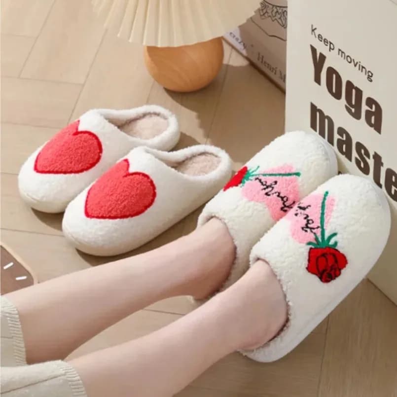 Pantofola fuzzy per la casa da donna Love Heart Rainbow Uomo Scarpe da casa maschili Peluche Inverno caldo pavimento interno antiscivolo Donna Halloween peloso