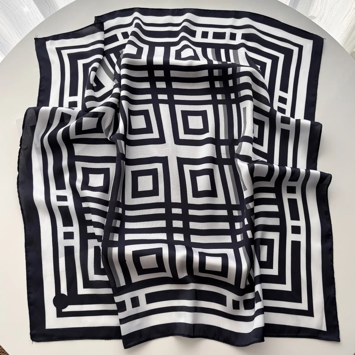 Sciarpa quadrata di lusso per le donne Elegante fazzoletto da collo Hijab da donna per i viaggi Sciarpe di seta imitazione macchia morbida Scialle per l'uso quotidiano