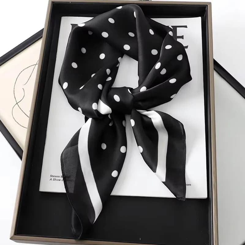 Sciarpa di lusso per capelli da donna Sciarpe quadrate di seta femminile Avvolge la testa per le donne Bandana Moda Foulard Scialli Fazzoletto da collo femminile