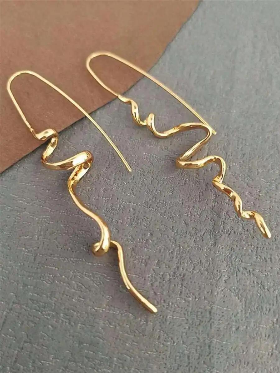 Orecchini pendenti a onda astratta color oro per un look elegante e quotidiano