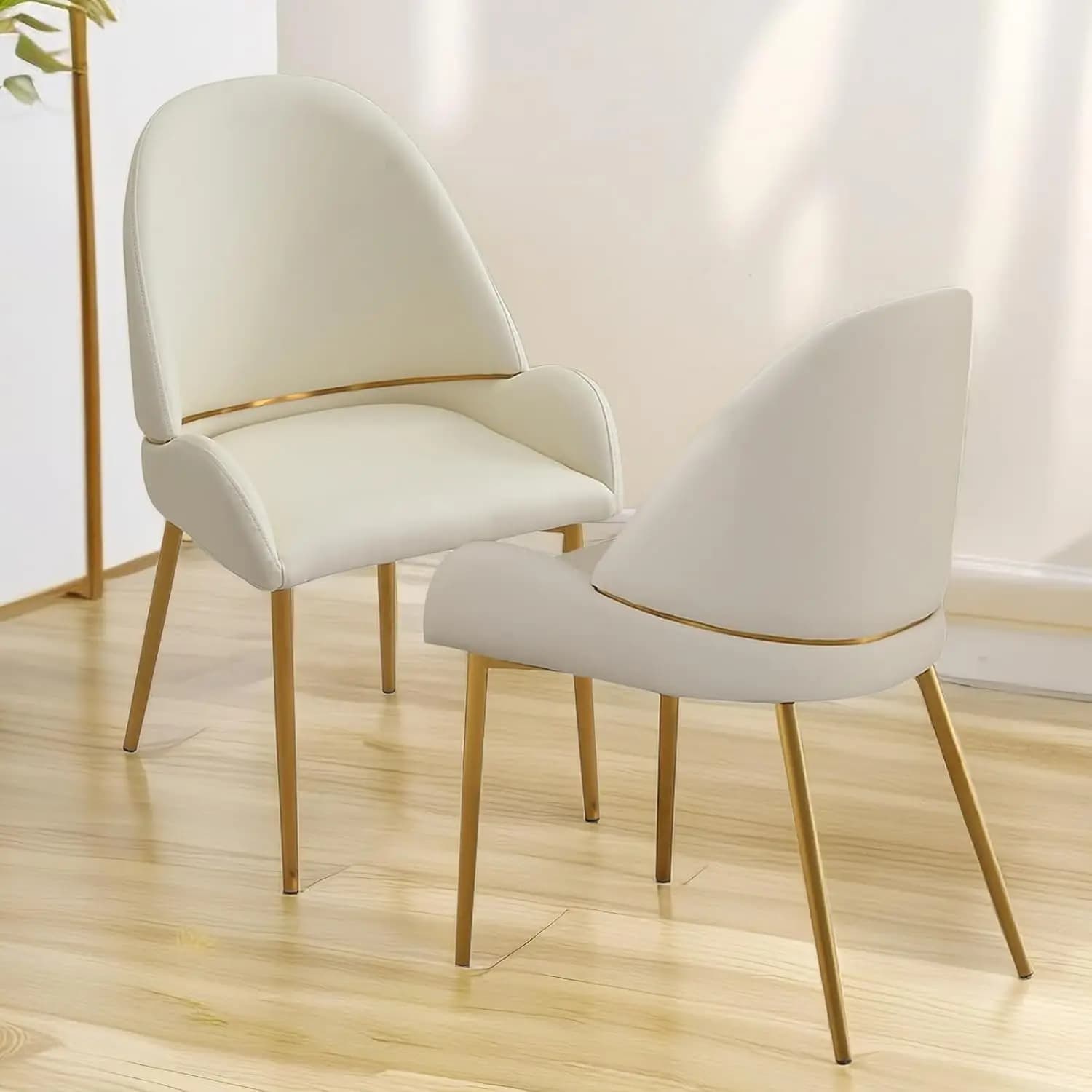 Set di 2 Sedie da Pranzo, Moderne in Ecopelle Bianco Crema con Gambe in Metallo Dorato e Schienale Ergonomico Curvo, Personalizzabili