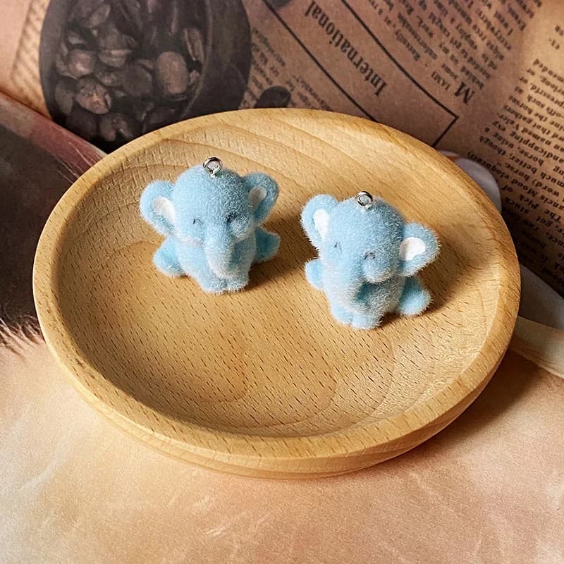 2 Pezzi Ciondolo Elefante Floccato Carino, Accessori Fai da Te in Resina a Forma di Cartone Animato, Orecchini e Portachiavi a Forma di Piccolo Elefante in Peluche