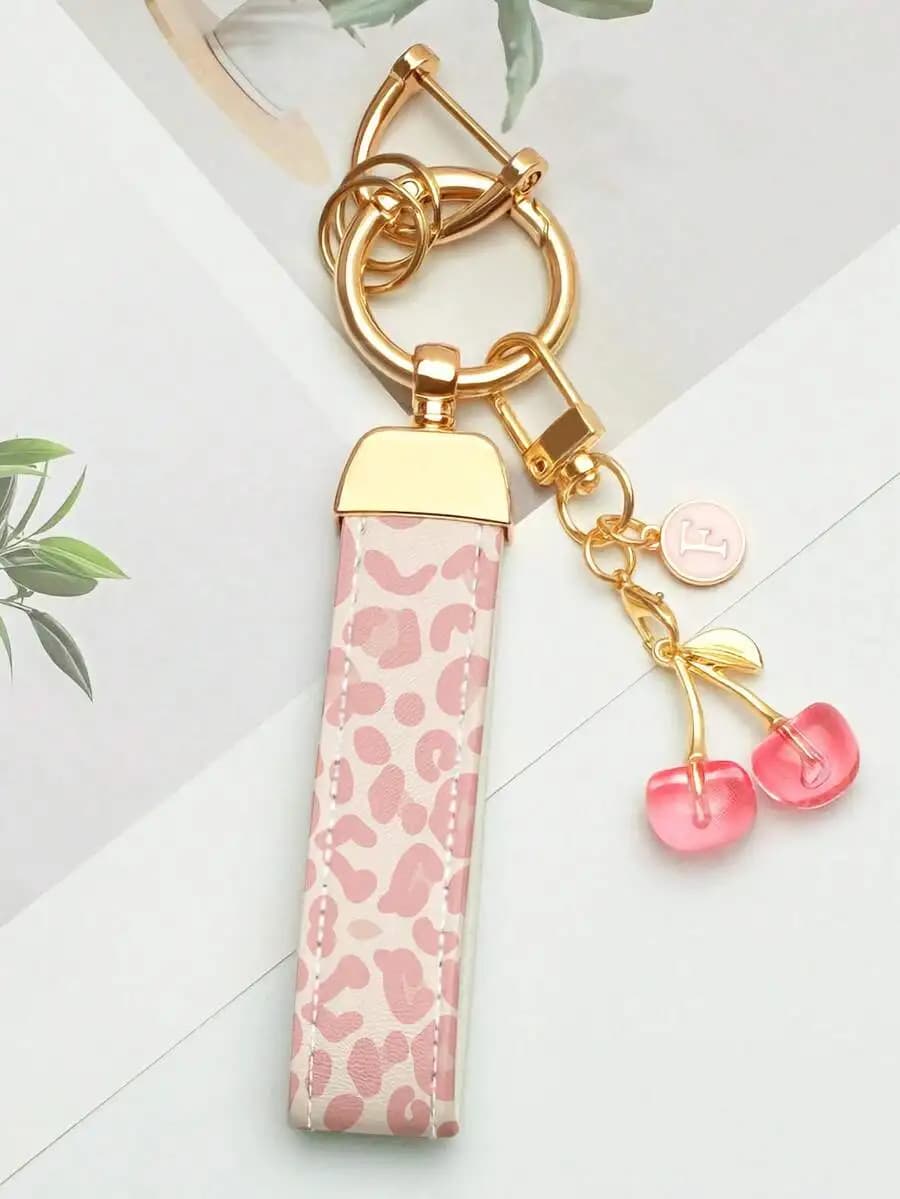 Elegante Portachiavi in Pelle PU con Stampa Leopardata Rosa, Anello in Lega di Zinco e Ciondolo a Forma di Ciliegia