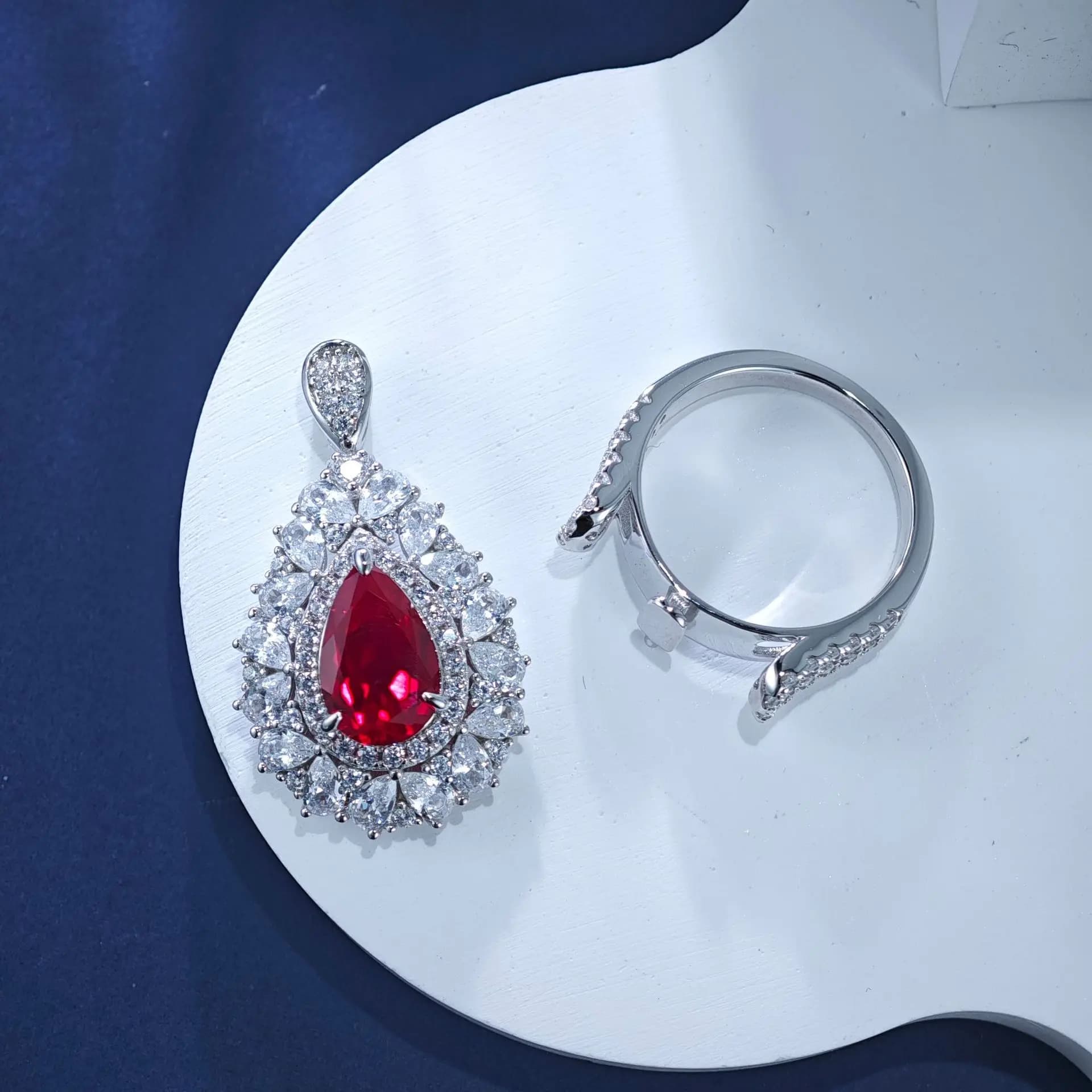 Anello in platino PT950 con rubino a goccia - Elegante set due in uno con pendente e bracciale tempestato di diamanti per donna