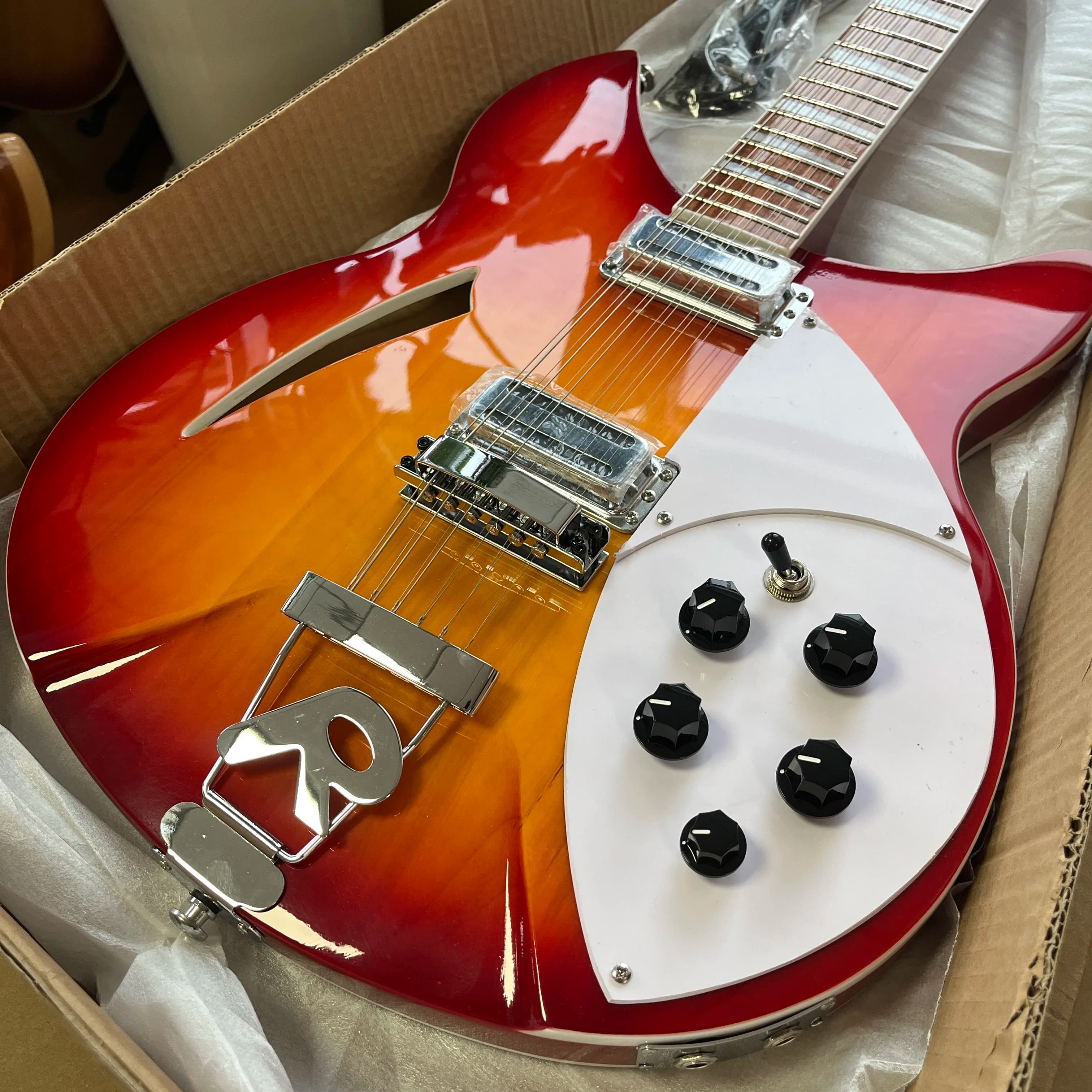 Chitarra Elettrica Jazz Rickenbacker 360 a 12 Corde Rosso Ciliegia Semi-Hollow - Regalo a Tema Chitarra Elettrica con Spedizione Gratuita