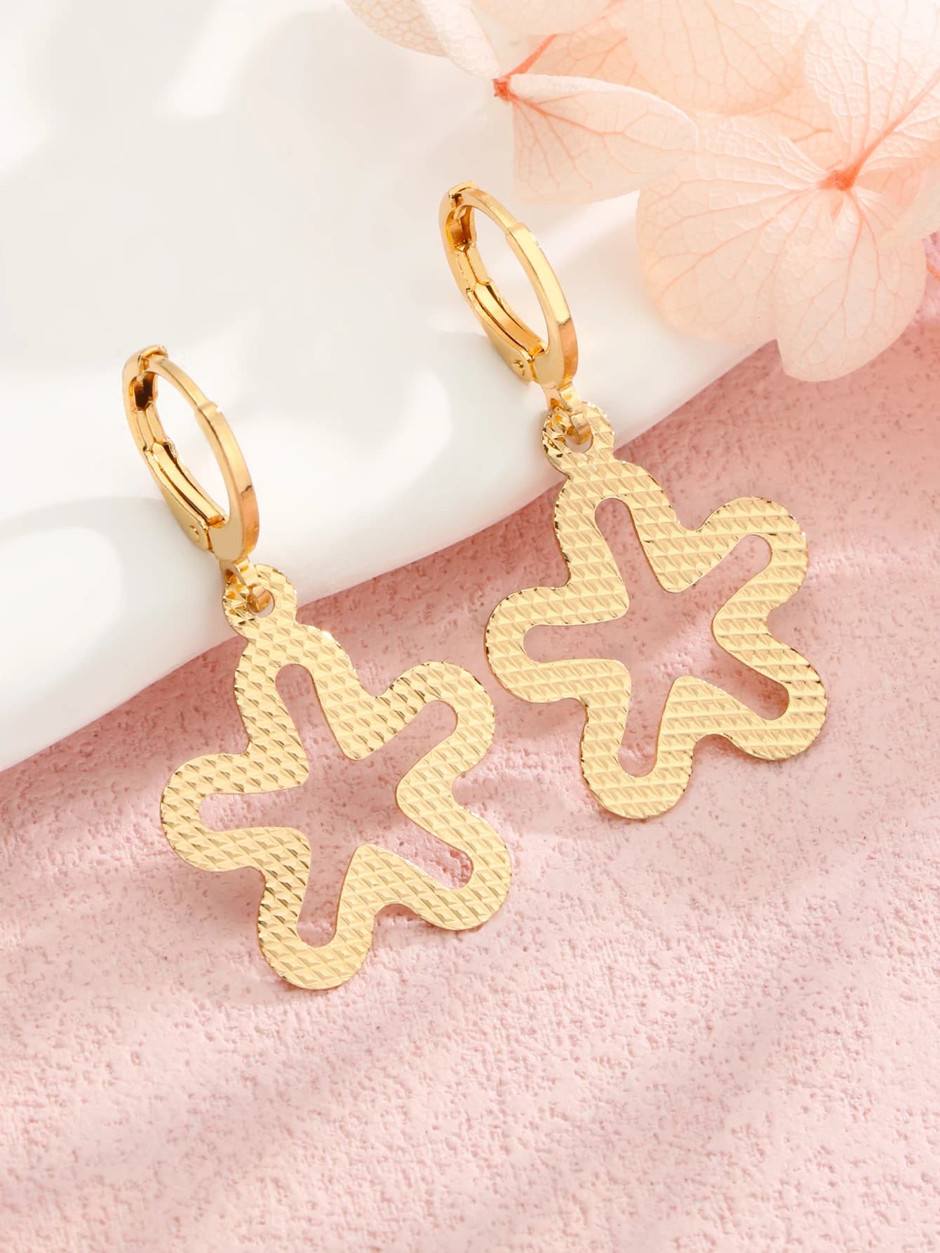 1 Pair/2pcs New Fashionable Hollow Texture Hoop Earrings High Quality Matte Star Pendant Earring Women's Charm Versatile Jewelry