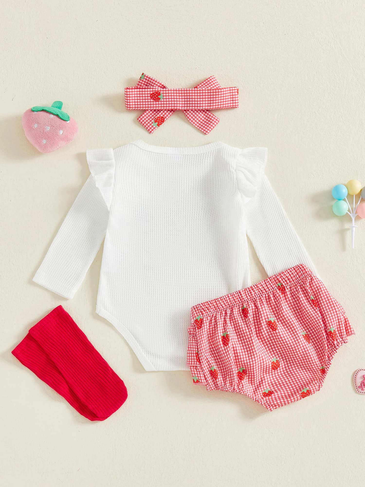 Adorabile set autunnale per bambina, pagliaccetto ricamato con fragole, pantaloncini scozzesi, fascia per capelli, calzini lunghi - set da 5 pezzi