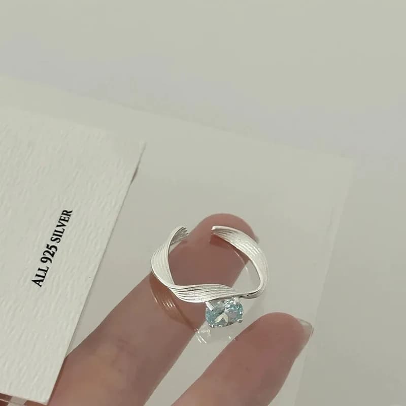 Anello da donna con zirconi blu mare fresco e chiaro, design aperto regolabile, sensazione di fascia alta di nicchia, lusso leggero, nuovi gioielli versatili