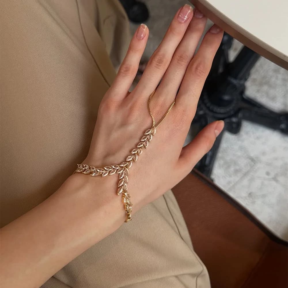 Anello con braccialetto a catena a mano con foglie delicate Catene a maglie fatte a mano placcate in oro Braccialetti con imbracatura Gioielli a mano per regalo da donna