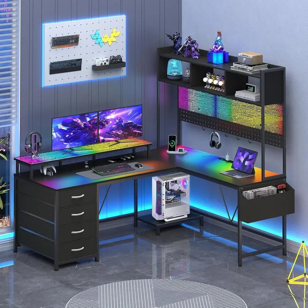 Scrivania da Gaming a L Nera con Pannello LED, Prese di Corrente, Supporto Monitor e Hutch Reversibile