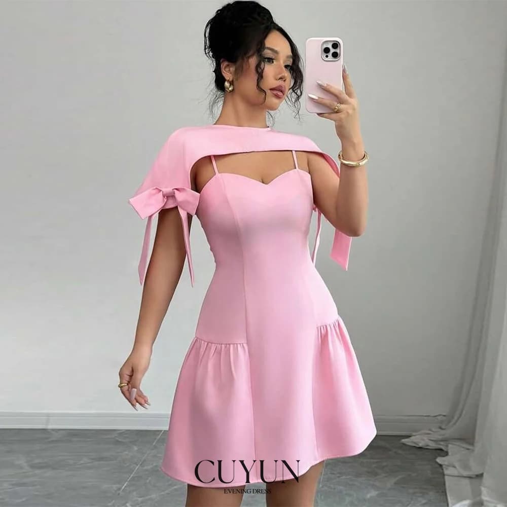 CUYUN Mini abiti da ballo rosa con cinturino per spaghetti Abito da festa corto con sciarpa Abiti da ritorno a casa personalizzati A Line 2026