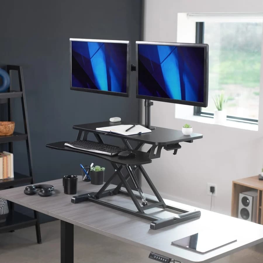 Convertitore per scrivania regolabile in altezza da 32 pollici con supporto doppio per monitor da 13 a 30 pollici, supporto per monitor sit-stand e rialzo per scrivania