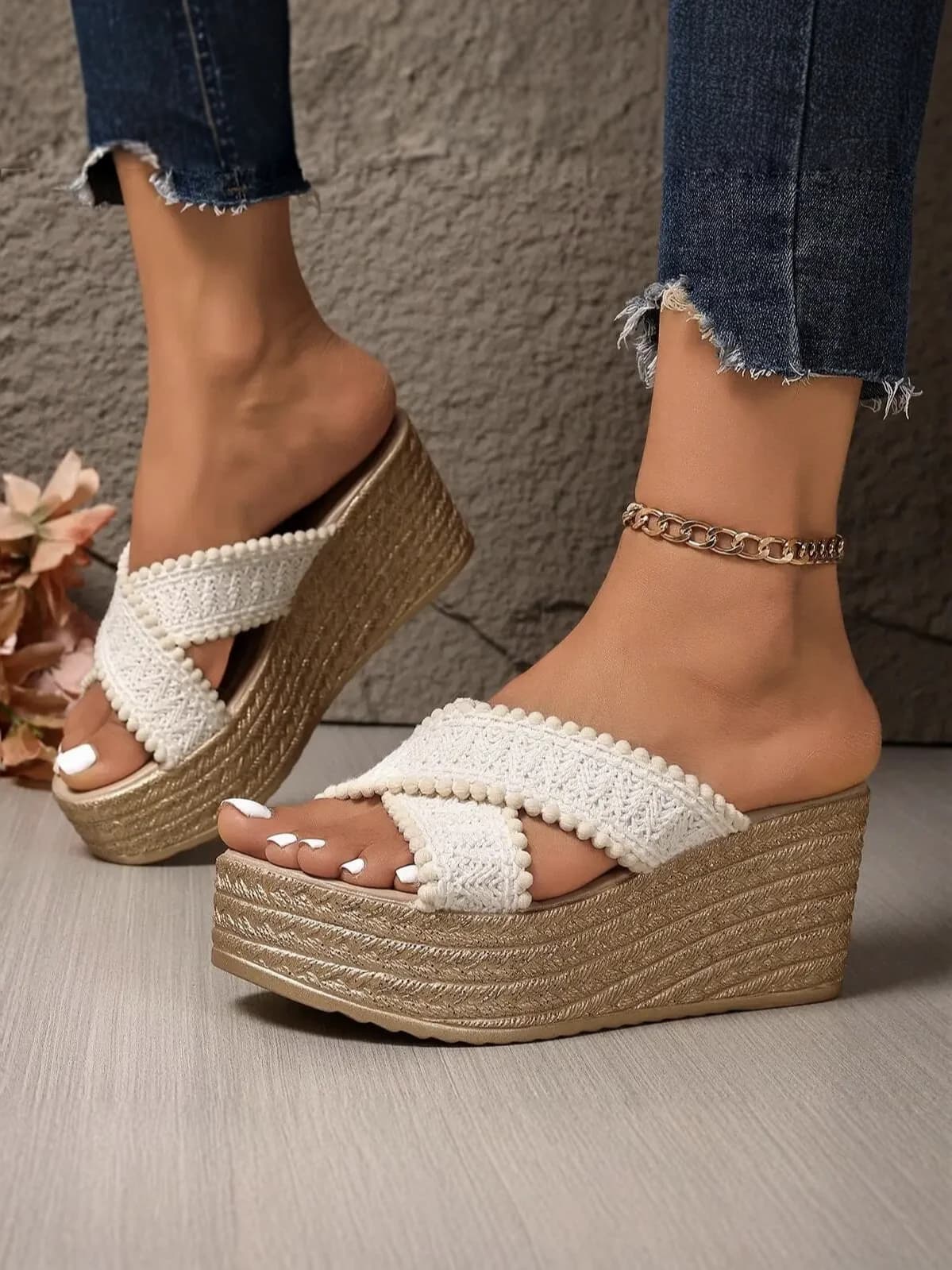 Sandali con zeppa in paglia intrecciata bianchi/blu da donna con bordi a pompon, mules con plateau a suola spessa, scarpe estive casual da donna
