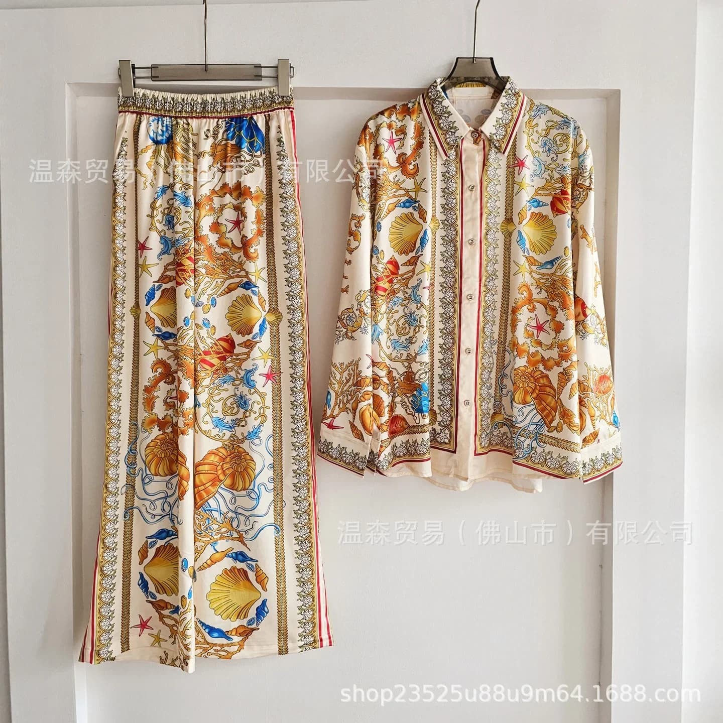 Completo Casual da Donna in Stile Vacanza, Set Due Pezzi con Camicia a Maniche Lunghe in Raso di Seta con Stampa Barocca Francese a Stella e Corallo