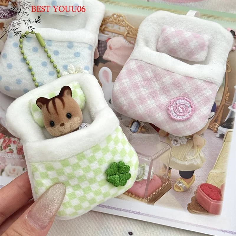 (YOUU06) Simpatico Portachiavi con Ciondolo a Forma di Borsa a Sacco a Pelo in Peluche a Tema Anime, con Quadrifoglio e Mini Sacco a Pelo, Ciondolo per Zaino
