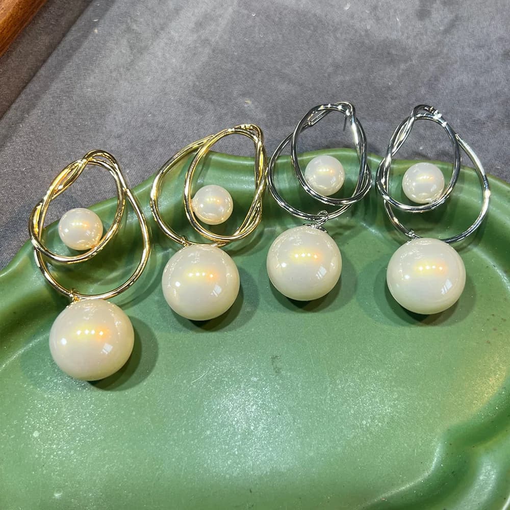 Orecchini geometrici con perle grandi da 18 mm in stile minimalista, semplici e versatili, evidenziano la luce della perla, lusso ad alto senso, vecchio vento leggero