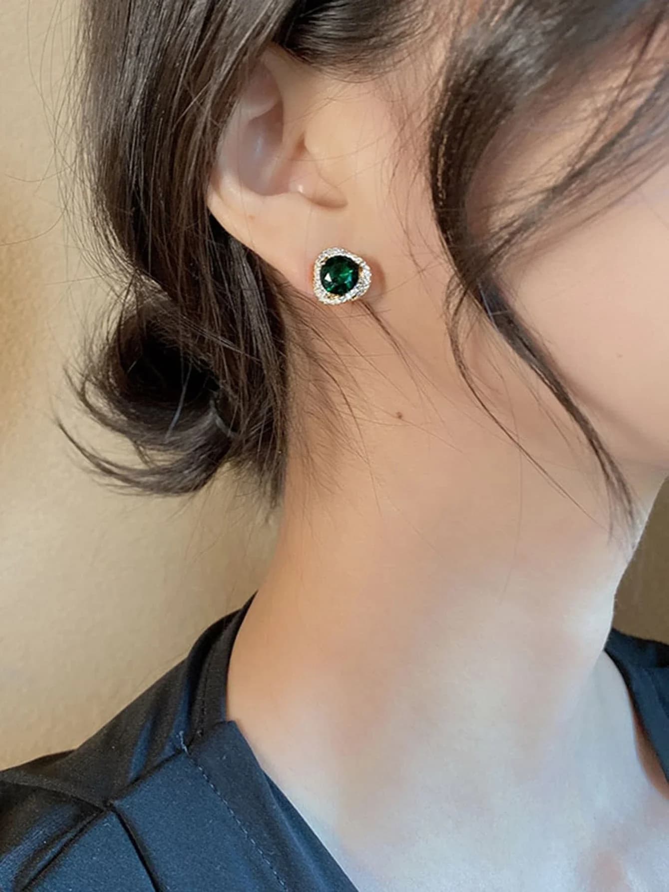 Orecchini a Perno con Cristalli Verde Smeraldo e Accenti in Strass