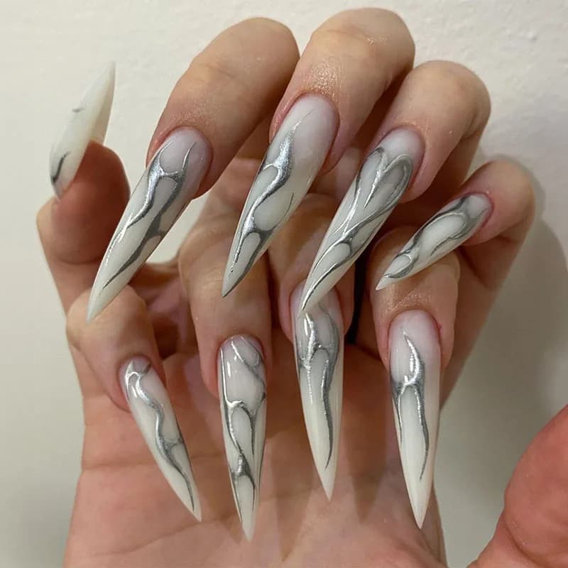 24 pezzi di unghie finte lunghe a punta per Halloween, bianche con strisce irregolari a forma di fiamma, adesivi per unghie finte per donne e ragazze