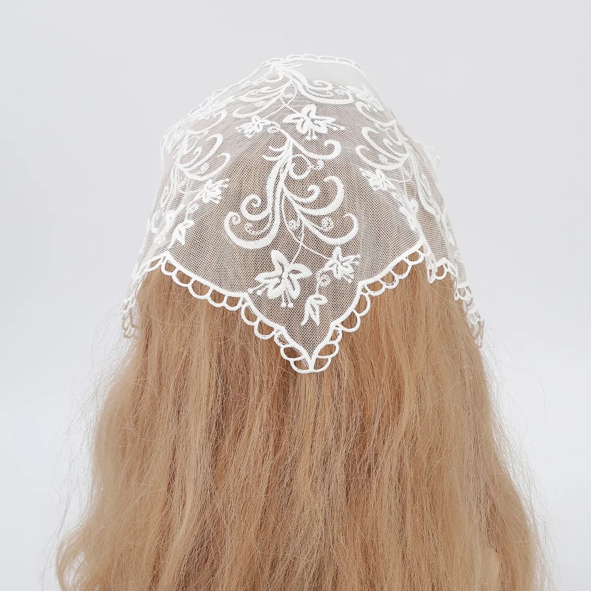 Lovely floral scarf for women, triangular light hair accessory for spring and summer outputs