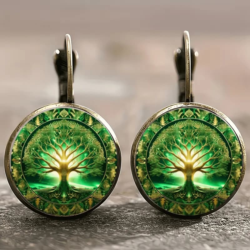 A spiritual and natural aesthetic! These green and gold Tree of Life disc earrings exude a captivating ambiance.