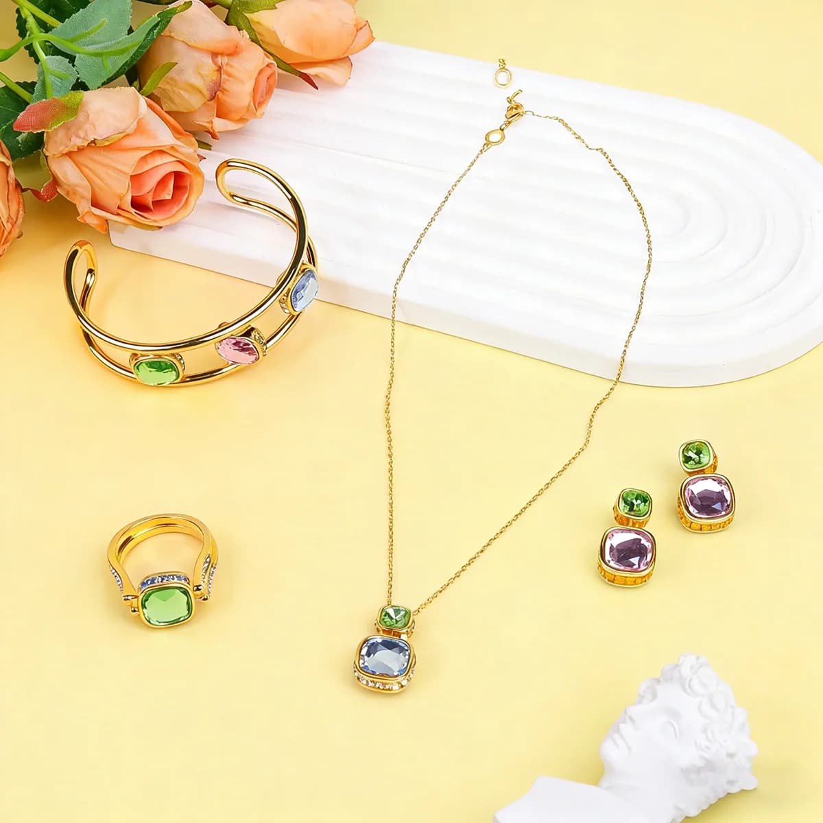 Doppi colori di lusso leggeri Indossare set di gioielli geometrici di fascia alta con micro intarsiati di cristallo Nich Design Bangle Collana Orecchini
