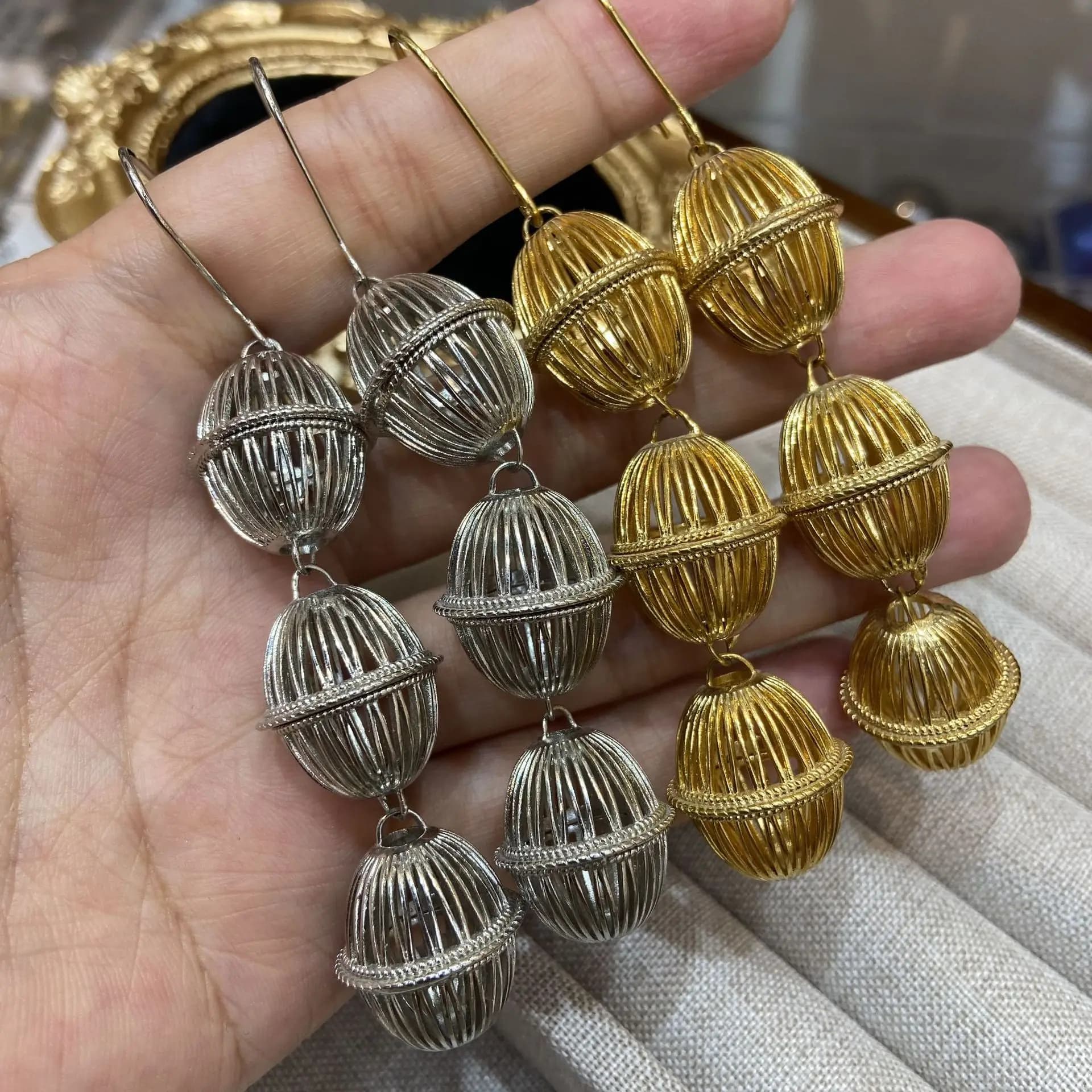 Orecchini lunghi con lanterna cava in metallo dal design di nicchia esagerato Stile democratico Orecchini in stile corte squisito Regalo di gioielli per feste