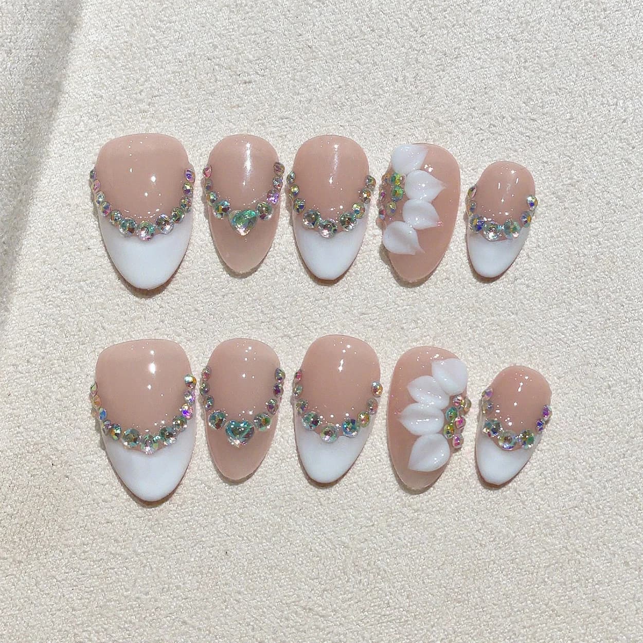 Kit di 10 Unghie Finte Corte a Mandorla Fatte a Mano, Unghie Finte Bianche e Nude, Nail Art Delicata e Indossabile, Fiori Intagliati