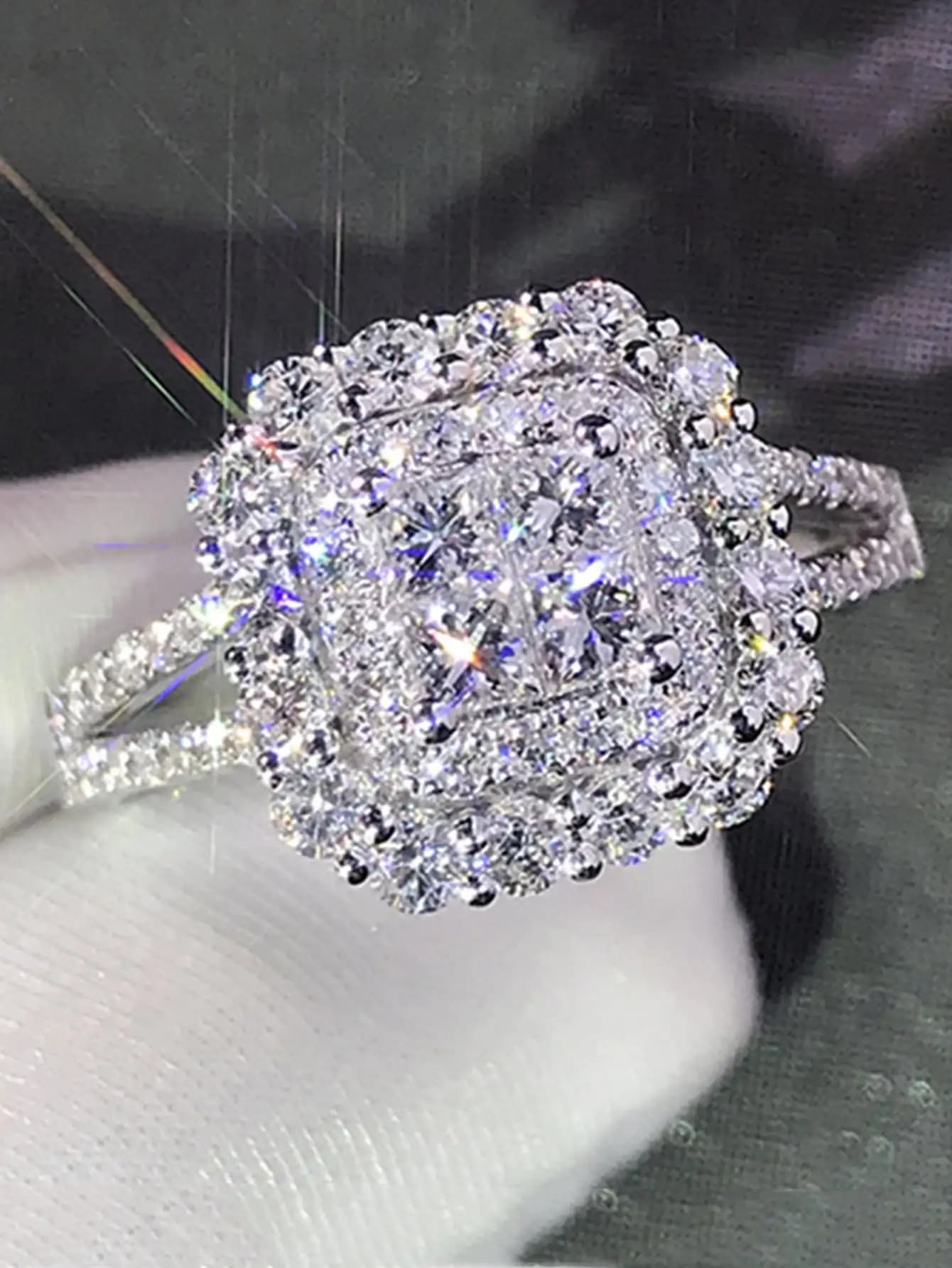 Elegante Anello con Zirconia Cubica e Design a Halo Scintillante per Donne