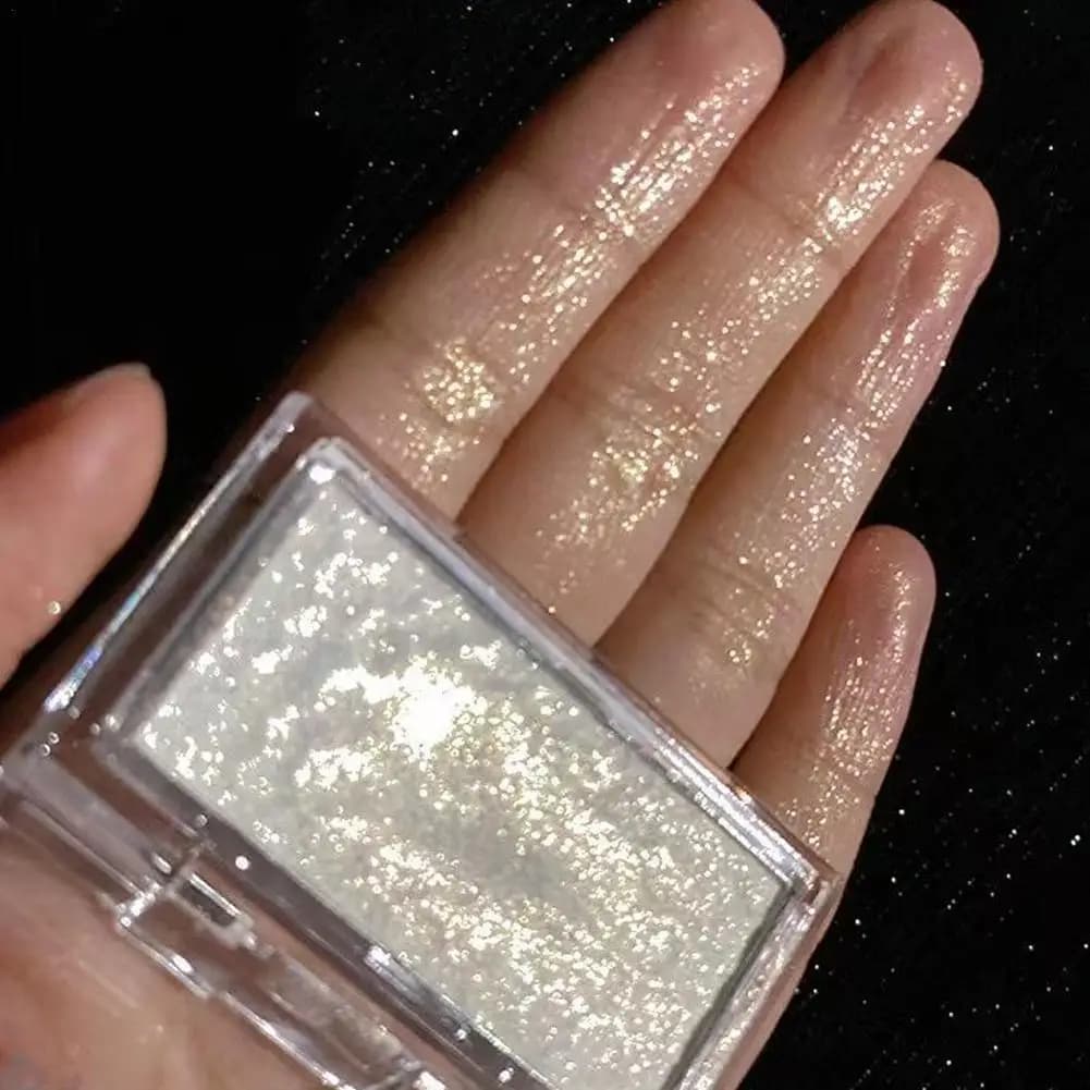 Palettes of monochromatic umbrellas with potato glitter Natural light highlighter powder for a delicate make-up for the eyes Lighting with diamonds