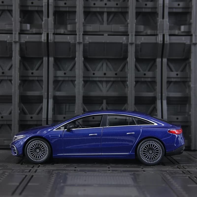 Maisto 1:27 simulation Mercedes Benz EQS alloy car model doors can be opened suitable for collection and can be given as a gift