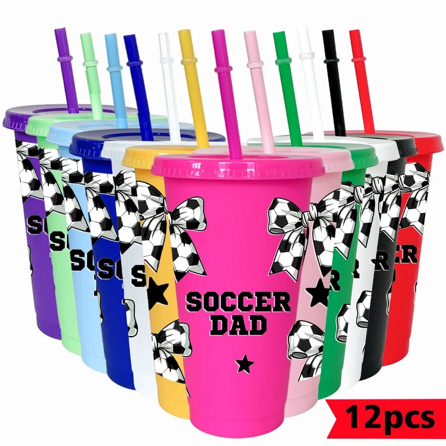 Set da 12 bicchieri in plastica colorata da 26oz con motivo a fiocco da calcio, ideali per feste, compleanni, regali per il ritorno a scuola e bevande per il giorno della partita.